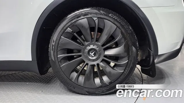 Tesla Model Y — Фото автомобиля 6