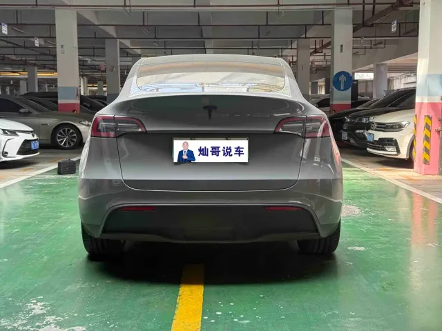 Tesla Model Y — Фото автомобиля 9