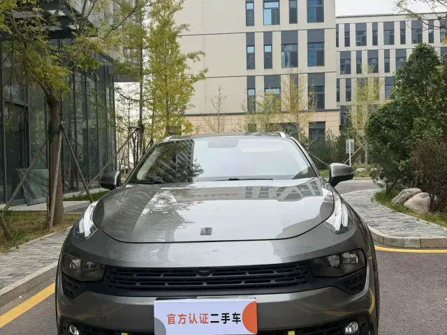 Lynk & Co 02 — Фото автомобиля 2
