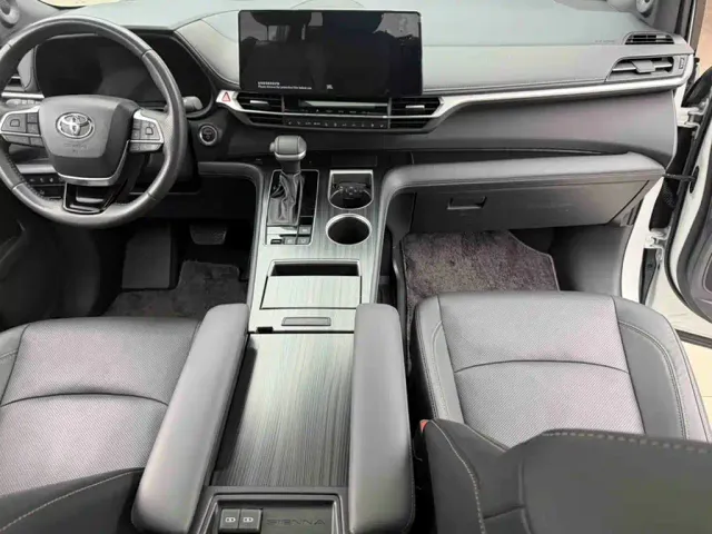 Toyota Sienna — Фото автомобиля 13