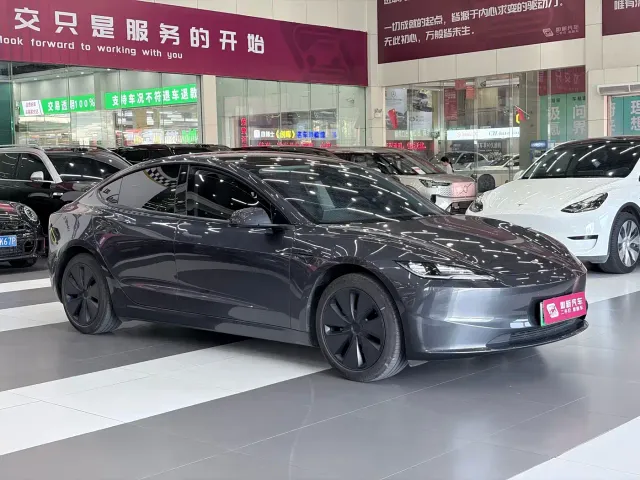 Tesla Model 3 — Фото автомобиля 3