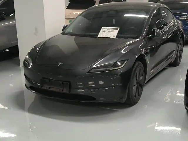 Tesla Model 3 — Фото автомобиля 14