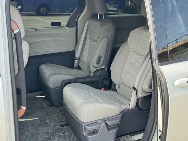 Toyota Sienna — Фото автомобиля 11