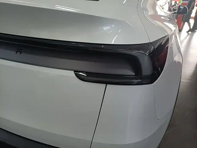 Tesla Model Y — Фото автомобиля 7