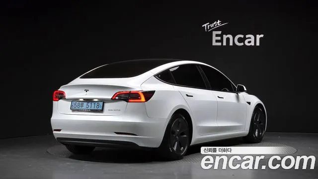 Tesla Model 3 — Фото автомобиля 2