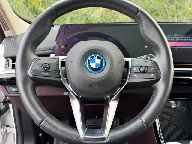 BMW iX1 — Фото автомобиля 12