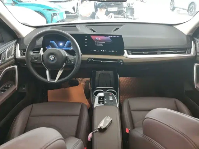 BMW iX1 — Фото автомобиля 9