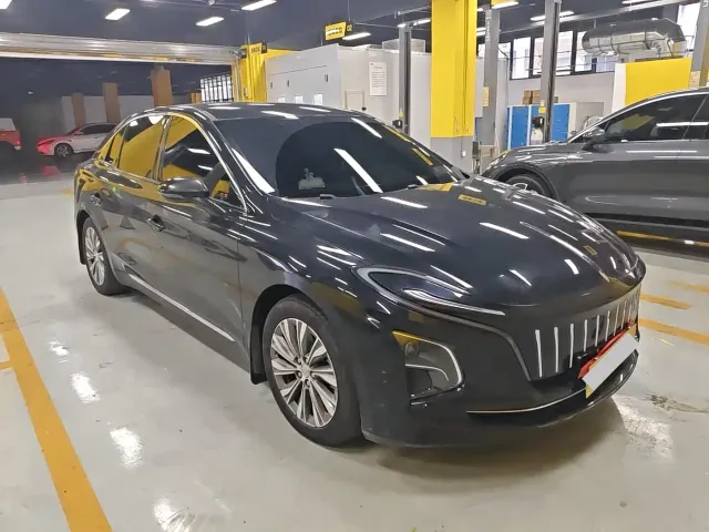 Hongqi E-QM5 — Фото автомобиля 5