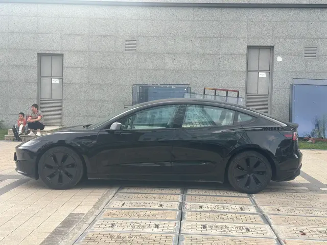 Tesla Model 3 — Фото автомобиля 3