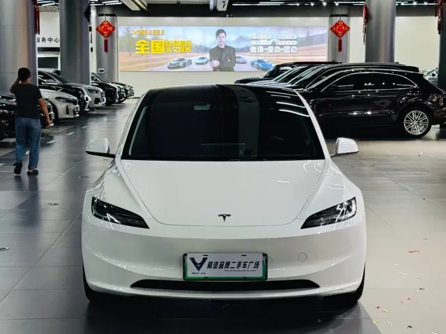 Tesla Model 3 — Фото автомобиля 2
