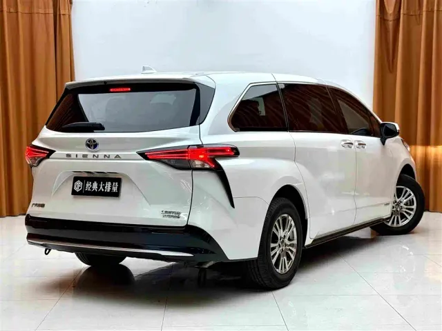 Toyota Sienna — Фото автомобиля 4