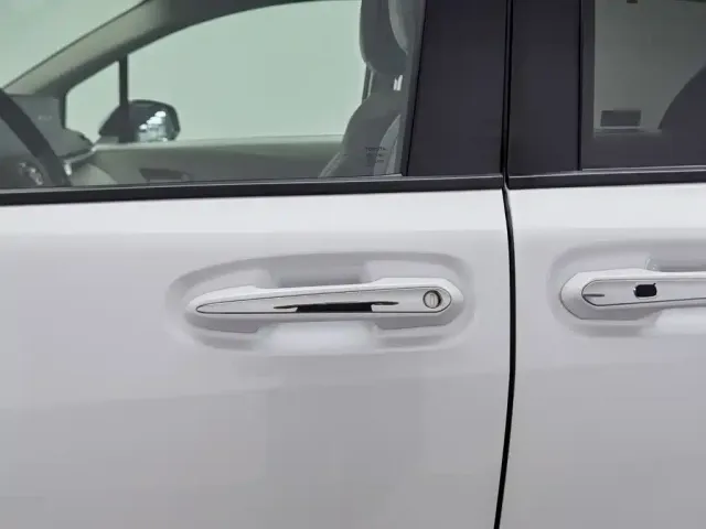 Toyota Granvia 2024 2.5L Hybrid Comfort — Фото автомобиля 18