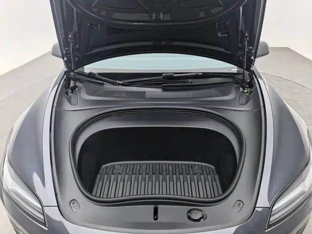 Tesla Model 3 — Фото автомобиля 12