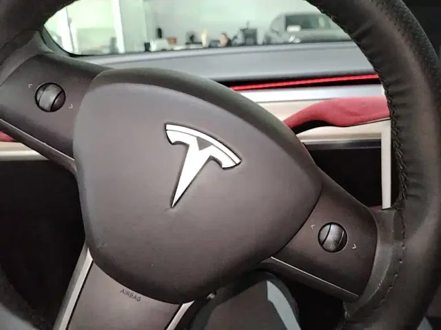 Tesla Model 3 — Фото автомобиля 8