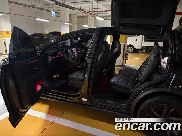 Tesla Model X — Фото автомобиля 12