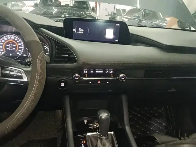 Mazda Axela — Фото автомобиля 12