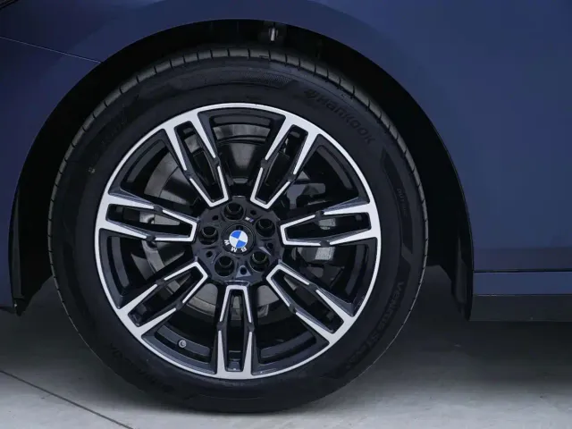 BMW 5 Series — Фото автомобиля 11