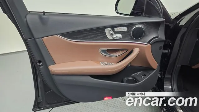 Mercedes-Benz E-Class — Фото автомобиля 24