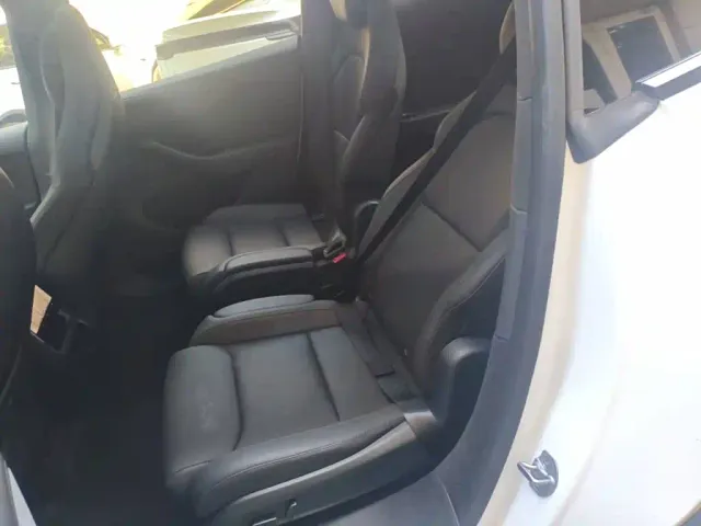 Tesla Model Y L — Фото автомобиля 16
