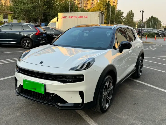 Фотография автомобиля — Lynk & Co 06