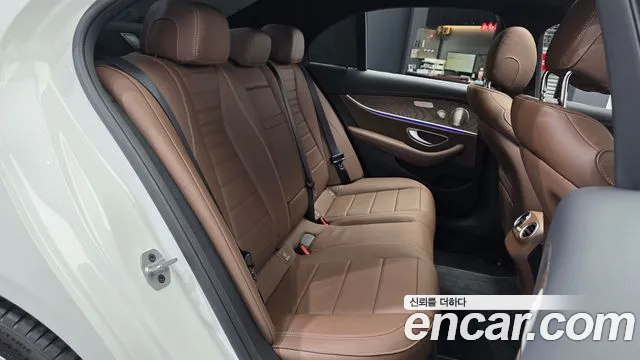 Mercedes-Benz E-Class — Фото автомобиля 7