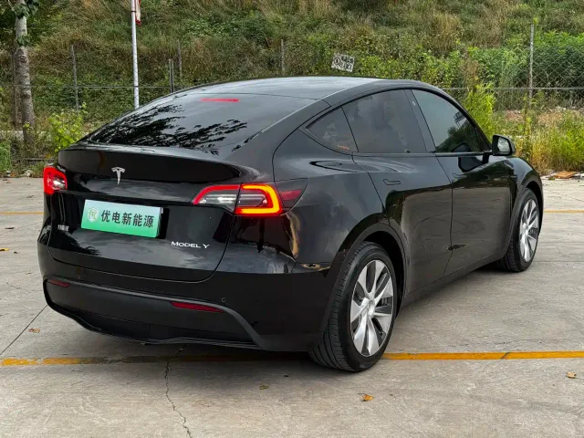 Tesla Model Y — Фото автомобиля 15