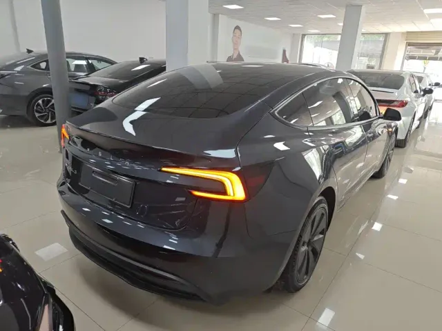 Tesla Model 3 — Фото автомобиля 6