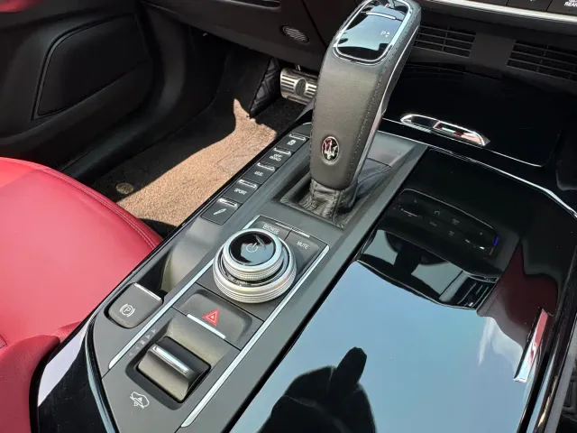 Maserati Levante — Фото автомобиля 10