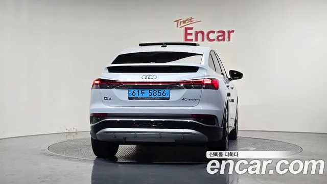 Audi Q4 e-tron — Фото автомобиля 4