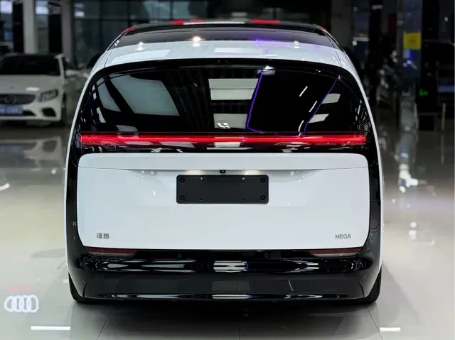 Li Auto MEGA — Фото автомобиля 13