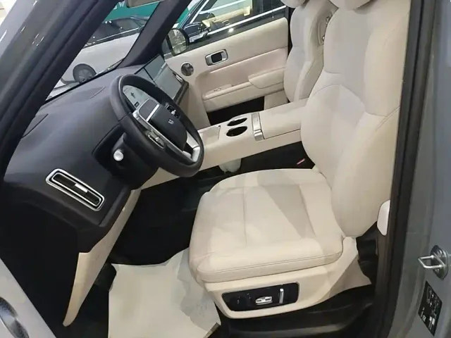 Li Auto L8 — Фото автомобиля 14
