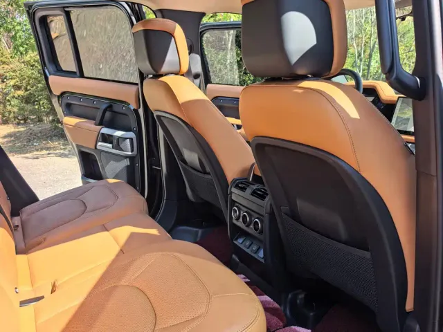 Land Rover Defender — Фото автомобиля 10