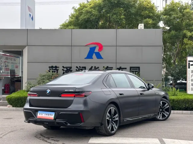 BMW BMW i7 2023 Model xDrive60L M Sport Package — Фото автомобиля 11