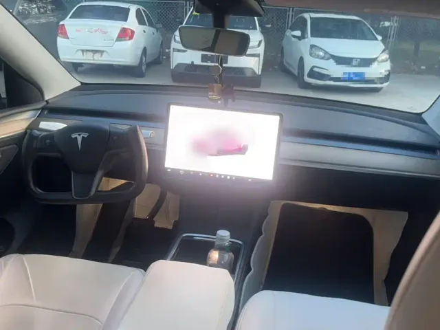 Tesla Model Y — Фото автомобиля 13