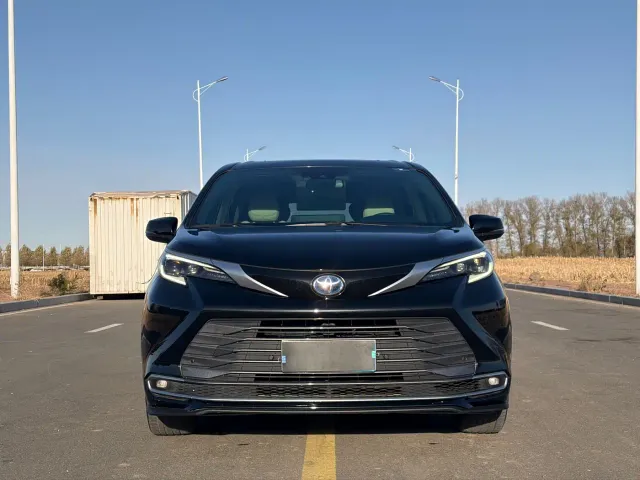 Toyota Sienna — Фото автомобиля 2