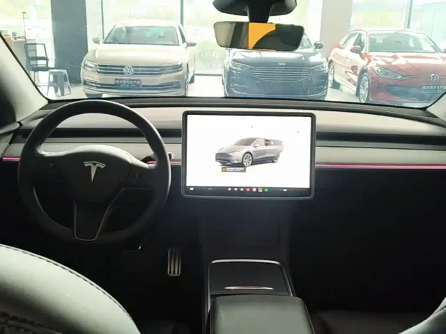 Tesla Model Y — Фото автомобиля 9