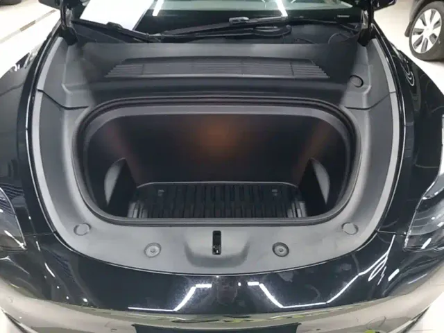 Tesla Model Y — Фото автомобиля 15