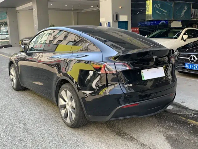 Tesla Model Y — Фото автомобиля 16