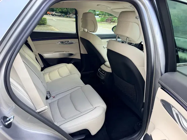 Genesis GV70 — Фото автомобиля 25