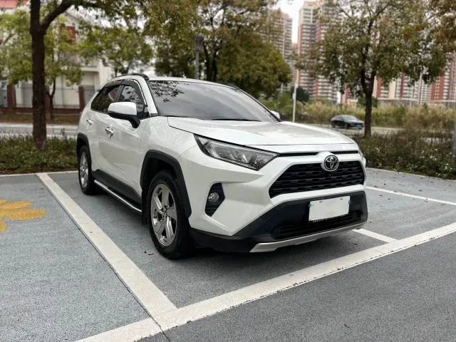 Toyota RAV4 — Фото автомобиля 3