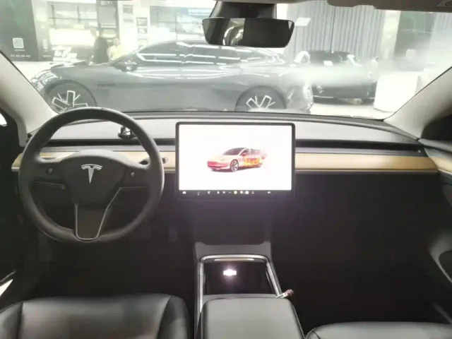 Tesla Model 3 — Фото автомобиля 9