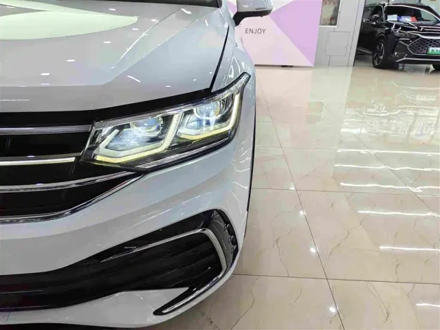 Volkswagen Tiguan L — Фото автомобиля 11