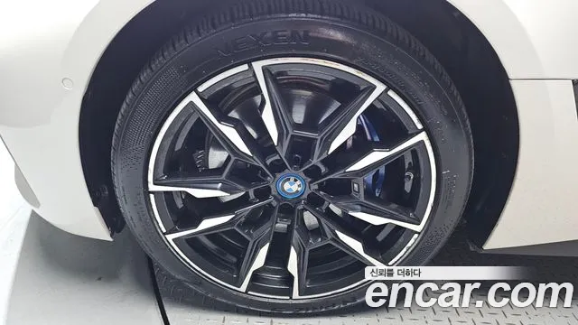 BMW i4 — Фото автомобиля 5