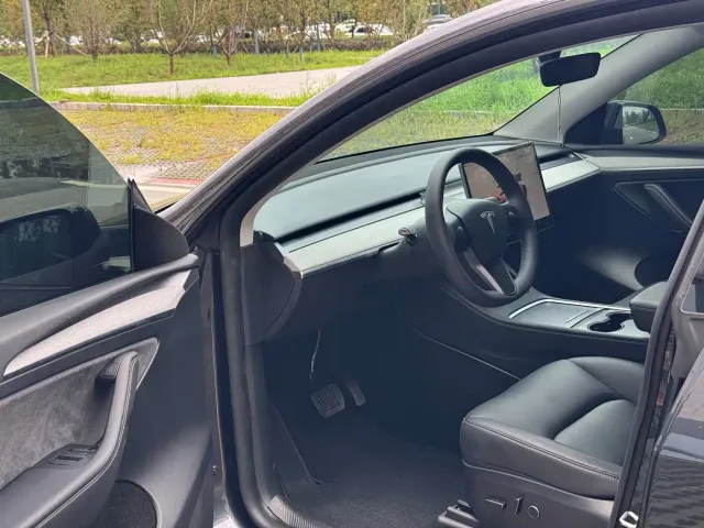 Tesla Model Y — Фото автомобиля 20