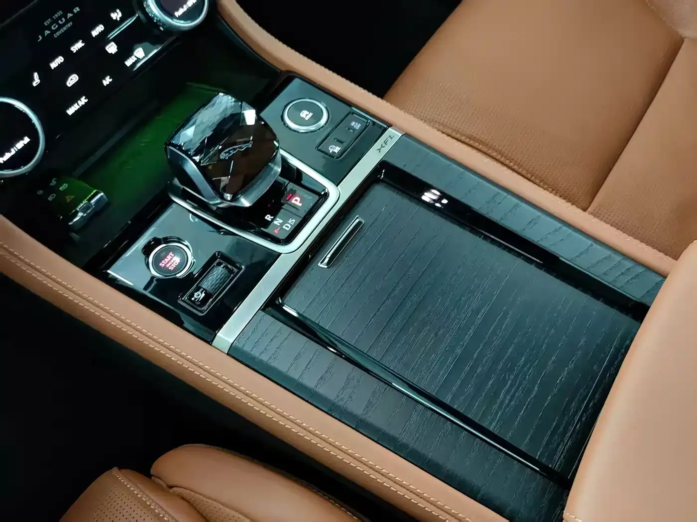 Jaguar Jaguar XFL 2024 2.0T P300 AWD Flagship Sport Gilded Edition — Фото автомобиля 7