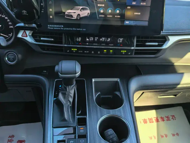 Toyota Sienna — Фото автомобиля 14