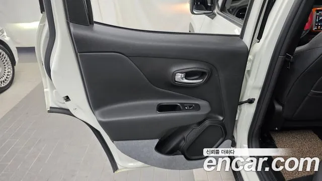Jeep Renegade — Фото автомобиля 25