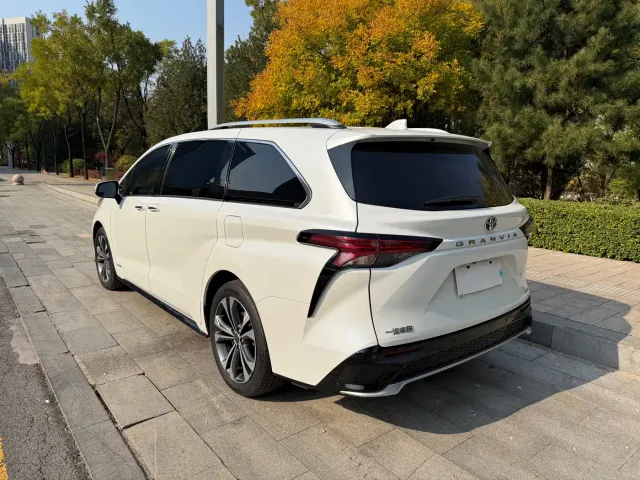 Toyota Granvia — Фото автомобиля 3