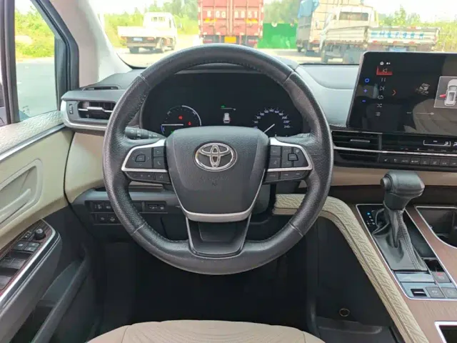 Toyota Sienna — Фото автомобиля 10