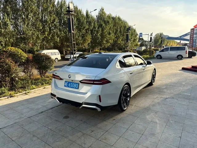 BMW 5 Series — Фото автомобиля 4